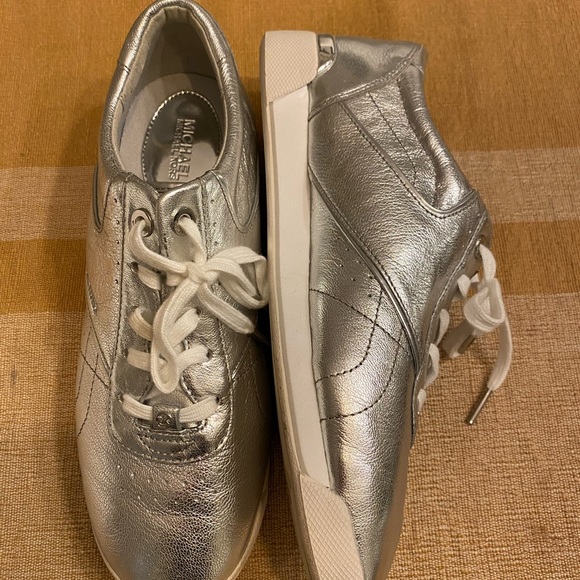 Michael kors Lace up Silver sneaker size 8.5 - Picture 4 of 4